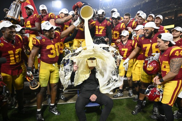 USC s Moss throws Holiday Bowl record 6 TD passes in 42 28 victory